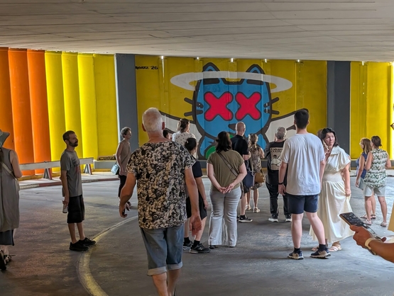 סיור אמנות רחוב בבניין בפרויקט Te-Fer האחיזה במרחב