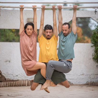 מחול בגובה העיניים- "לשחרר ולהחזיק"