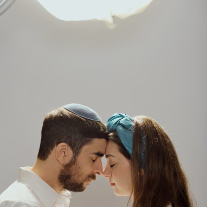 מי שסוכתו נופלת