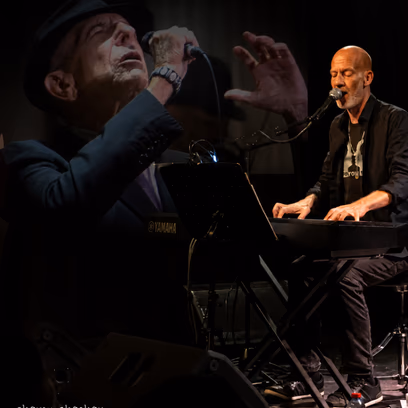 ארי גורלי שר ומספר לאונרד כהן