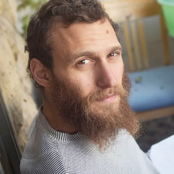 סודות בין גנבים — סדנה ליוצרים עם אמיר מנשהוף