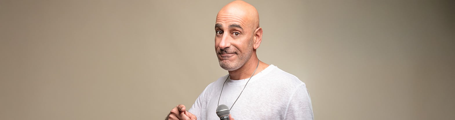 קובי מימון במופע סטנדאפ